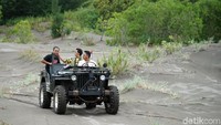 Medan berpasir memang sulit dilalui kendaraan biasa, maka wisata jip parangtritis ini bisa menjadi alternatifnya (Ombak Samudera/detikTravel)