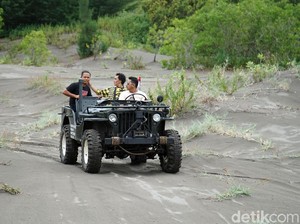 Bertualang Naik Jip di Parangtritis, Mau Coba?