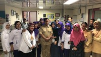 Saat menjenguk Hira, Prabowo juga berfoto bersama dengan staf di RS Dharmais (Foto: Twitter Partai Gerindra)