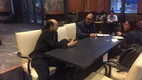 Novel Baswedan berbincang dengan tim dokter dari KPK sebelum berangkat ke Bandara Changi, Singapura (Foto: Twitter Haris Azhar)