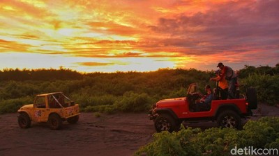Foto: Serunya Naik Jip di Parangtritis