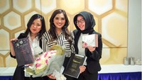 Hingga akhirnya dia menyelesaikan tesis dan menjalani ujian hingga lulus dan berhak menyandang gelar Magister Manajemen Bisnis. Foto: Instagram Ashanty