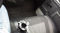 Bukan hanya lakbannya yang serba guna, wadah selotipnya juga bisa dipakai untuk cup holder di mobil. Foto: boredpanda