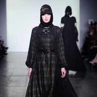 Desainer Vivi Zubedi menghadirkan koleksi terbarunya yang mengangkat kain sasirangan dan tenun pagatan khas Kalimantan Tengah di New York Fashion Week, Industria Studio, New York City, Minggu (11/2/2018). ((Photo by Fernanda Calfat/Getty Images)