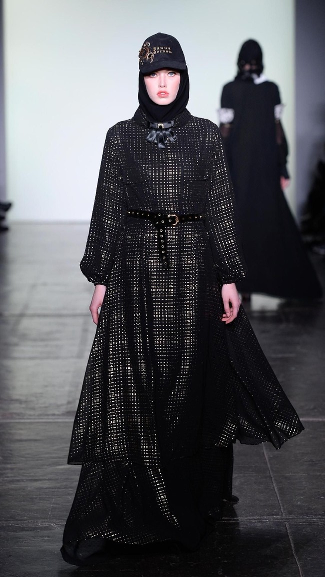 Desainer Vivi Zubedi menghadirkan koleksi terbarunya yang mengangkat kain sasirangan dan tenun pagatan khas Kalimantan Tengah di New York Fashion Week, Industria Studio, New York City, Minggu (11/2/2018). ((Photo by Fernanda Calfat/Getty Images)