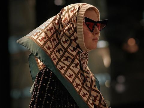 Pertama Kalinya, Model Berhijab Melenggang di Fashion Show Gucci 