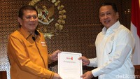 Sekjen DPP Hanura, Herry Lontung Siregar menyerahkan surat pergantian Ketua Fraksi Hanura dan badan kelengkapan lainnya kepada Ketua DPR Bambang Soesatyo.