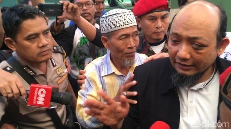 Tiba di Rumah, Novel Baswedan Salat di Masjid Al-Ihsan Tiba di Rumah, Novel Baswedan Salat di Masjid Al-Ihsan