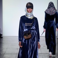 Desainer Vivi Zubedi menghadirkan koleksi terbarunya yang mengangkat kain sasirangan dan tenun pagatan khas Kalimantan Tengah di New York Fashion Week, Industria Studio, New York City, Minggu (11/2/2018). ((Photo by Fernanda Calfat/Getty Images)