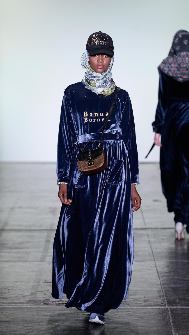 Desainer Vivi Zubedi menghadirkan koleksi terbarunya yang mengangkat kain sasirangan dan tenun pagatan khas Kalimantan Tengah di New York Fashion Week, Industria Studio, New York City, Minggu (11/2/2018). ((Photo by Fernanda Calfat/Getty Images)