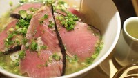 Kastuo consomme ini tak boleh Anda lewatkan. Sajian berupa irisan fillet tuna dan dituangi kaldu bening dari belasan jenis bahan alami. Sluurp!Foto: FB Cafe de Riz
