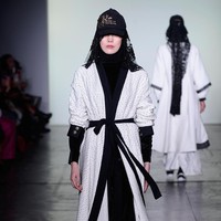 Desainer Vivi Zubedi menghadirkan koleksi terbarunya yang mengangkat kain sasirangan dan tenun pagatan khas Kalimantan Tengah di New York Fashion Week, Industria Studio, New York City, Minggu (11/2/2018). ((Photo by Fernanda Calfat/Getty Images)