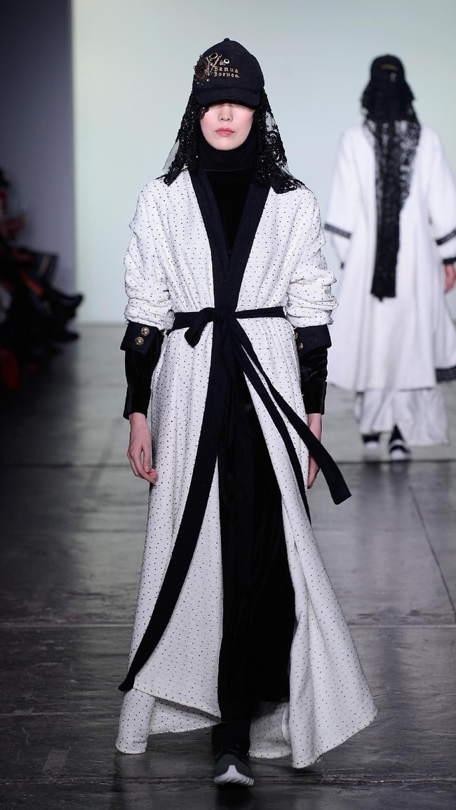 Desainer Vivi Zubedi menghadirkan koleksi terbarunya yang mengangkat kain sasirangan dan tenun pagatan khas Kalimantan Tengah di New York Fashion Week, Industria Studio, New York City, Minggu (11/2/2018). ((Photo by Fernanda Calfat/Getty Images)