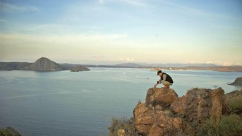 Aksi Helmy dengan mainannya kala di puncak pulau Padar, pulau Komodo. (Foto: Fauzie Helmy)