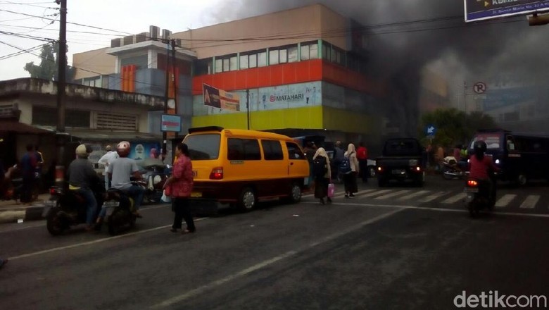 Kebakaran di Matahari Mall Kudus, Arus Lalin dari Jepara Dialihkan Kebakaran di Matahari Mall Kudus, Arus Lalin dari Jepara Dialihkan