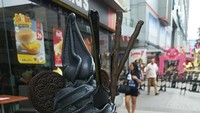 Dessert dengan warna serba hitam ini sangat menggugah selere! Es krim ini diunggah oleh akun Instagram @lizasmp saat berada di Thailand.