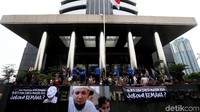 Pendukung juga membawa sejumlah atribut berupa poster dan spanduk yang dibentangkan di halaman gedung KPK.