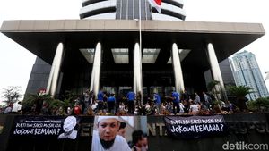 Foto Pekan Ini: #Novel Kembali sampai Bagian Pilar Becakayu Ambruk