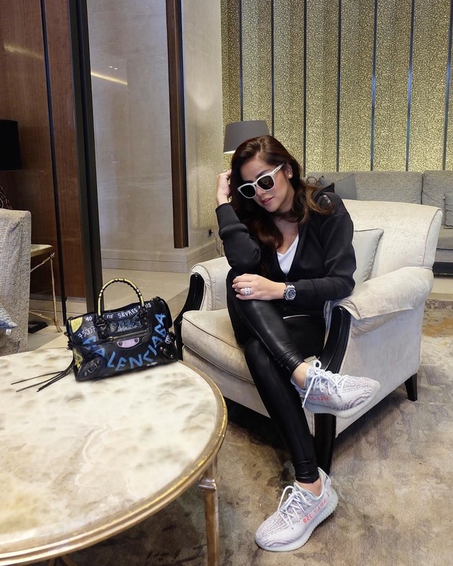 Tampil kasual dengan jaket dan legging kulit, Olla Ramlan terlihat memakai sneakers Adidas Yeezy Boost 350 v2 Blue Tint. Saat dirilis, sneakers yang selalu laris manis ini harganya US$ 220, namun kini harga di pasarannya bisa mencapai Rp 10 juta. (Foto: Instagram)