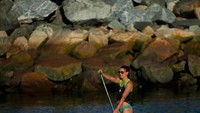 Alex Morgan saat main paddle board di pesisir California (@alexmorgan13/Instagram)