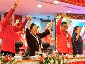 Ditanya soal Pencapresan Jokowi, Megawati Jawab dengan Salam Metal