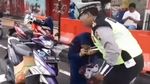 Foto: Aksi Emak-emak Gigit Tangan dan Pukuli Polisi di Kudus