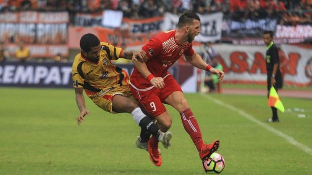 Mitra Kukar melakukan serangan balik cepat saat melawan PSIS di babak pertama.