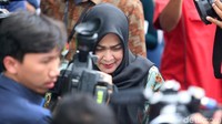 Evy tersenyum saat dimintai keterangan terkait kedatangannya ke gedung KPK.