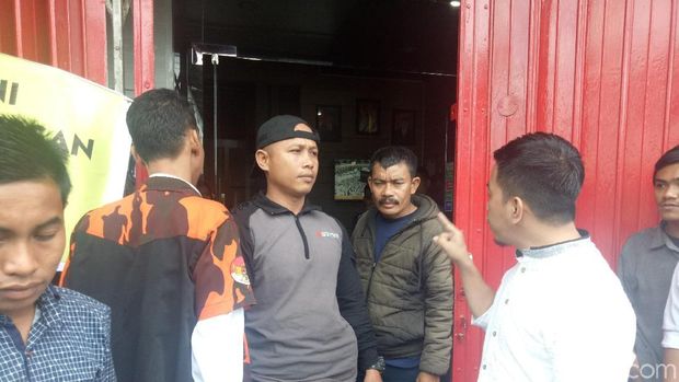 Jemaah Umrah Abu Tours Mengamuk dan Segel Kantor di Makassar