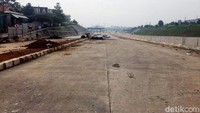 Saat ini para pegawai melakukan penyelesaian pekerjaan seperti merapikan pasir dan batu yang berserakan di jalan. Mereka juga merapikan tiang-tiang, mencabuti rumput yang tumbuh pada dinding-dinding jalan tol.