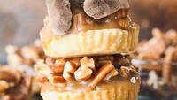 Nangkring di atas kue. Si kucing ini terlihat cool. Gemas nggak sih? Foto: Instagram cats_in_food