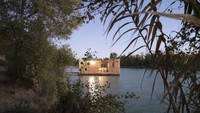 Begini kondisi hotel saat senja. Mirip perahu nggak sih? Istimewa/Inhabitat
