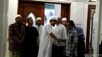 Novel juga sempat bersalaman dan menyapa para tetangganya itu. Mayoritas mengucapkan selamat datang kepada Novel karena telah kembali dari Singapura.