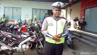 Briptu Erlangga kala itu tengah menilang Anik Tri Kurniawati yang tak menggunakan helm (Foto: Akrom Hazami/detikcom)