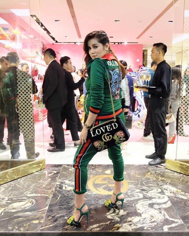 Saat hamil anak ketiga pun Olla Ramlan tetap stylish. Ini adalah gaya Olla ketika menghadiri acara Gucci. From head to toe, presenter infotainment itu mengenakan busana dari brand asal Italia tersebut. (Foto: Instagram)