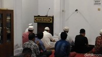 Terlihat para jemaah khusyuk menunaikan ibadah salat magrib.