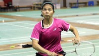 Greysia Polii berusaha mengembalikan shuttlecock saat berlatih bulutangkis di Pelatnas Cipayung, Jakarta