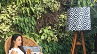 Santai sore sambil menikmati segelas lemon tea. Meskipun hanya bermake-up simpel, paras paras cantiknya tetap terlihat. Foto: instagram