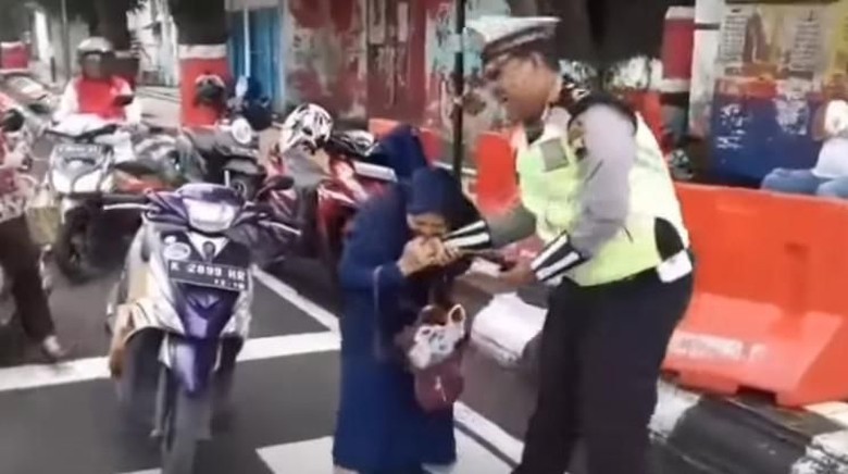 Emak Penggigit Tangan Polisi Dirawat di RSUD Kudus Bagian Kejiwaan Emak Penggigit Tangan Polisi Dirawat di RSUD Kudus Bagian Kejiwaan