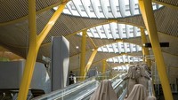 Berpindah ke Spanyol, ada Bandara Internasional Barajas Madrid. Keindahan atap bandara yang berbentuk seperti ombak membuatnya layak meraih pujian (Rogers Stirk Harbour Parteners)