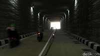 Sejumlah pemotor melintas di Underpass Kartini, Jumat (23/2).
