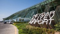 Terakhir ada Bandara Internasional Heydar Aliyev di Baku, Azerbaijan. Penerangan alami yang cukup hingga hadirnya kepompong kayu kian mempercantik desain terminal ini (Azerbaijan State News Agency)