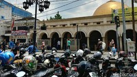 Untuk sekali parkir, warga dikenakan tarif Rp 4.000.