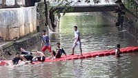 Padahal ketika kali itu sudah dibersihkan, banyak anak-anak yang tak takut main di Kali Mampang (dok UPK Badan Air Kecamatan Mampang)