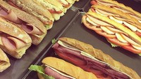 Breakfast anyone? Tanya Cha Cha pada netizen. Wah enggak takut gemuk ya kalau sarapannya sandwich yang besar begini? Foto: instagram