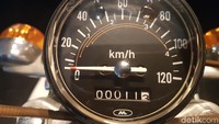 Kilometer yang tercatat di odometernya juga sangat rendah, hanya menunjukkan angka 11,3 kilometer. Itu pun, menurut salah seorang karyawan Astra International, mungkin hanya jarak ketika motor keluar dari pabrik. Foto: Rangga Rahardiansyah