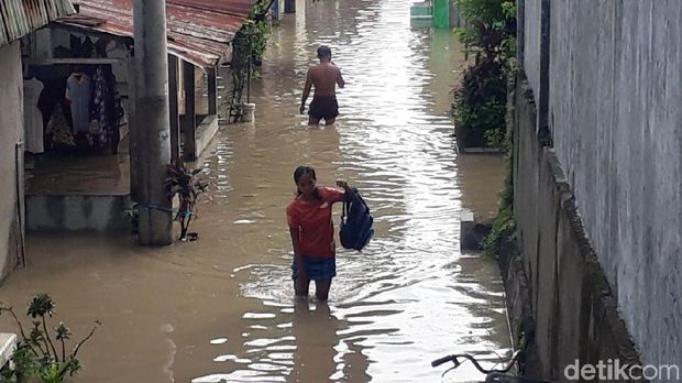 Bengawan Solo 'Siaga Kuning', Air Meluber ke Pemukiman dan Sawah