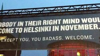 Kalau ini, spanduk penyambutan buat traveler di Bandara Helsinki, Finlandia. Tidak ada yang datang ke Helsinki di bulan November, kecuali kamu jagoan. Selamat Datang. (saizenki/Bored Panda)