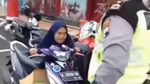 Ulah Pengendara Tak Mau Ditilang: Seruduk, Seret, hingga Gigit Polisi