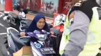 Perempuan bernama Anik Tri Kurniawati ini juga sempat menuntun motor dan menabrakkan kepada polantas bernama Briptu Erlangga Hananda. (Foto: dok. Screenshot Video)